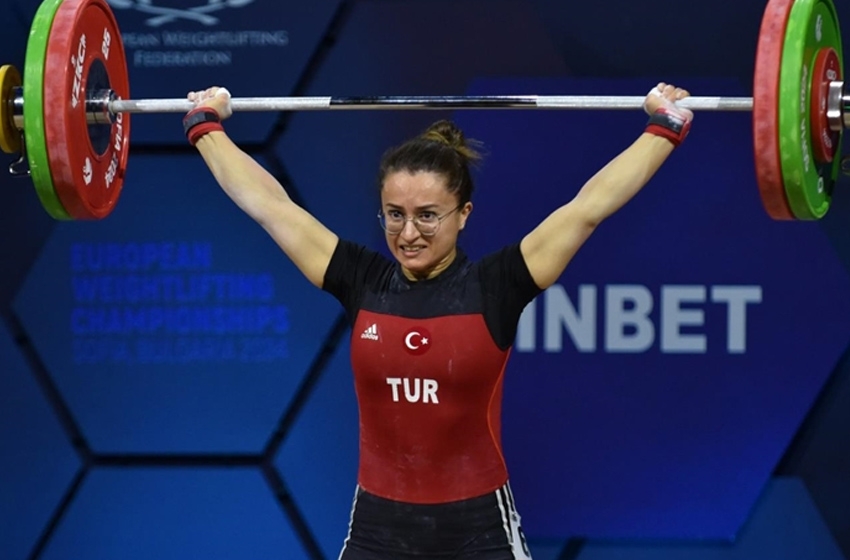 Milli halterci Aysel Özkan'dan Avrupa'da 1 altın, 1 gümüş madalya