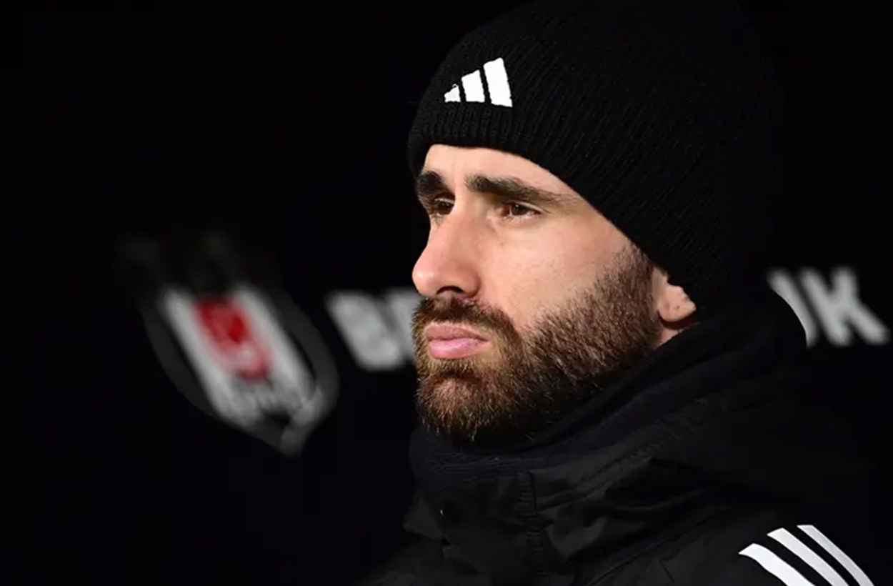 Düğüm üstüne düğüm! Rafa Silva ne kalıyor ne de gidiyor