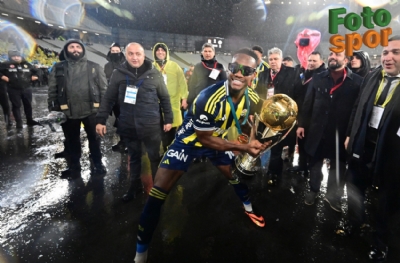 Jhon Duran ilk kupasını Fenerbahçe'de kazandı!