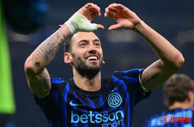 Galatasaray Hakan Çalhanoğlu'nu Fenerbahçe'ye itiyor