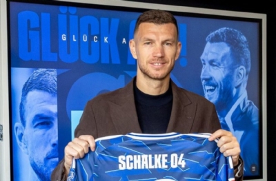 Edin Dzeko imzayı attı