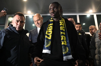 Cherif İstanbul'a kalabalık geldi