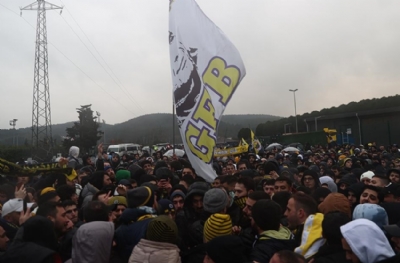 Fenerbahçe taraftarı çıldırdı: Kante'ye görülmemiş karşılama