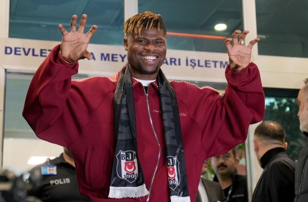 Sen neymişsin öyle Agbadou! Pereira övmelere doyamadı