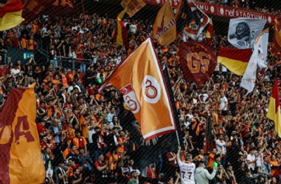 Taraftarı Galatasaray'ı sırtında taşıyor