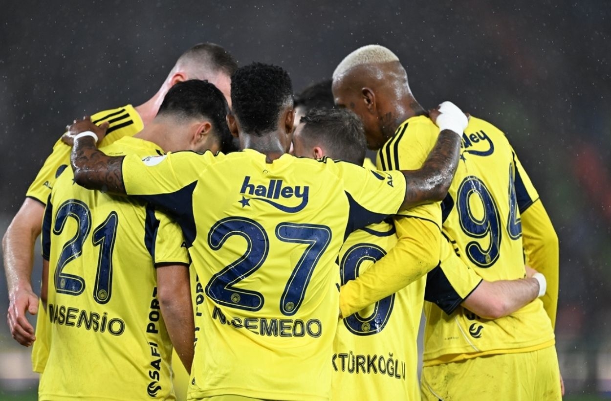 Fenerbahçe ezeli rakiplerine karşı lider