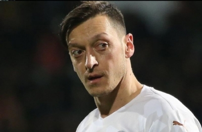 Mesut Özil izdihamı! Önce selfi sonra düdük