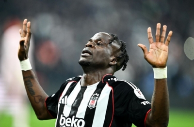 İstenmedi şov yaptı! Olaitan Beşiktaş taraftarını utandırdı