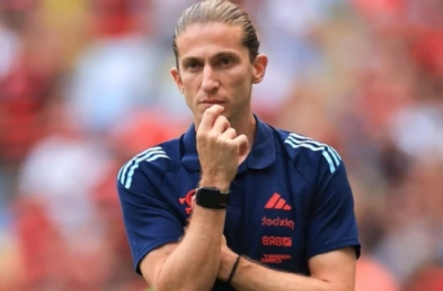 Kulübü kupalara boğdu, yine de kovuldu