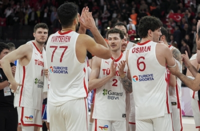 12 Dev Adam yerinde saydı