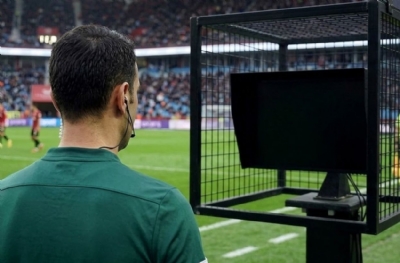 Penaltı için VAR'a giden hakeme sabotaj! Böylesi ne görüldü ne duyuldu