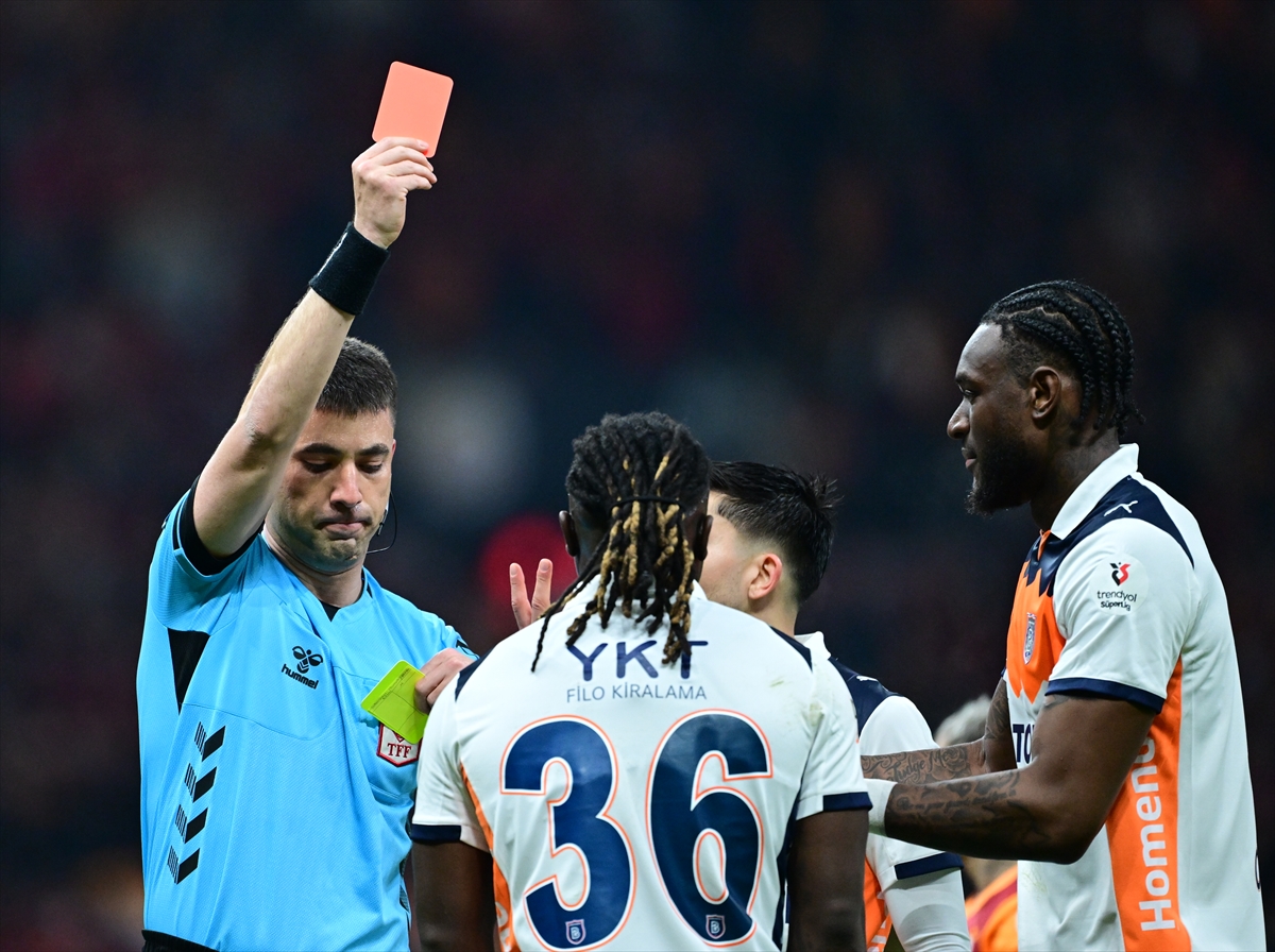 galatasaray_basaksehir_ebosele_kirmizi_kart