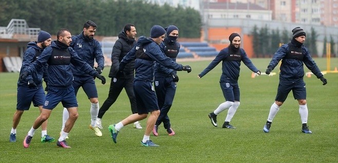 Medipol Başakşehir'de Emre Belözoğlu sevinci