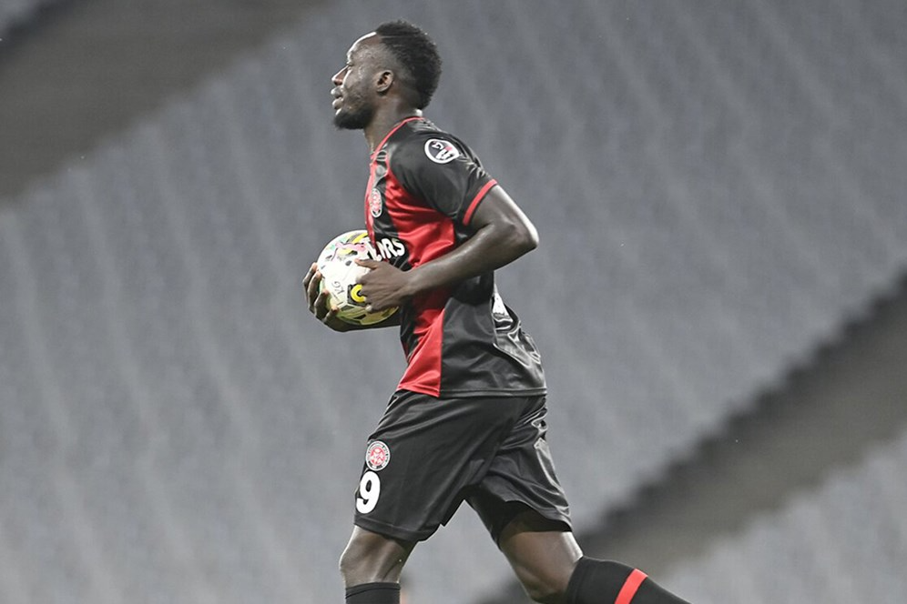 Mbaye Diagne, Trabzonspor'a attığı golden sonra sevinmedi