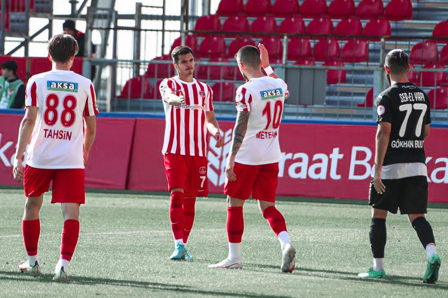 Ümraniyespor 4 golle turladı